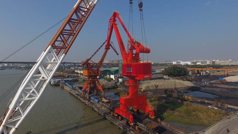 上海陽山港四連桿港口門座起重機兩大件吊裝完